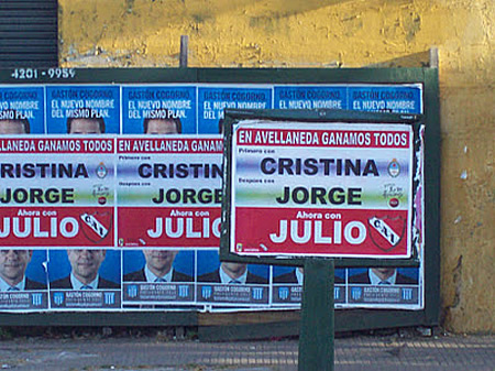 Afiches a favor de comparada en Avellaneda