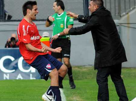 Galeano abrazo de gol con Mohamed